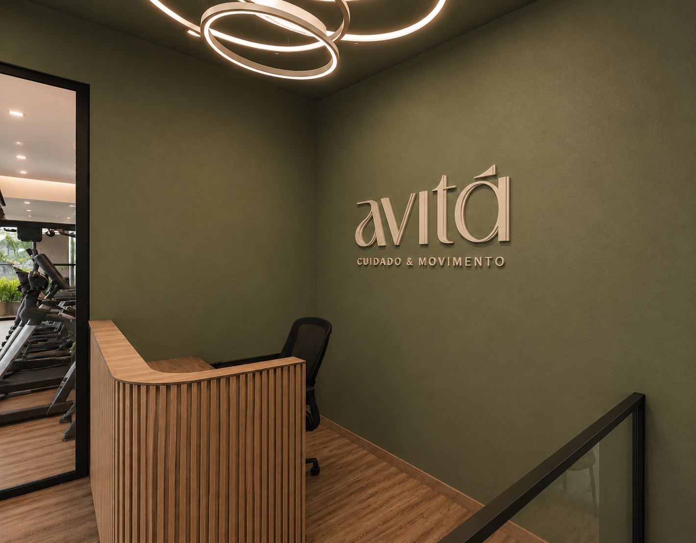 Detalhe da identidade do Studio Avitá aplicada na recepção em parede verde texturizada