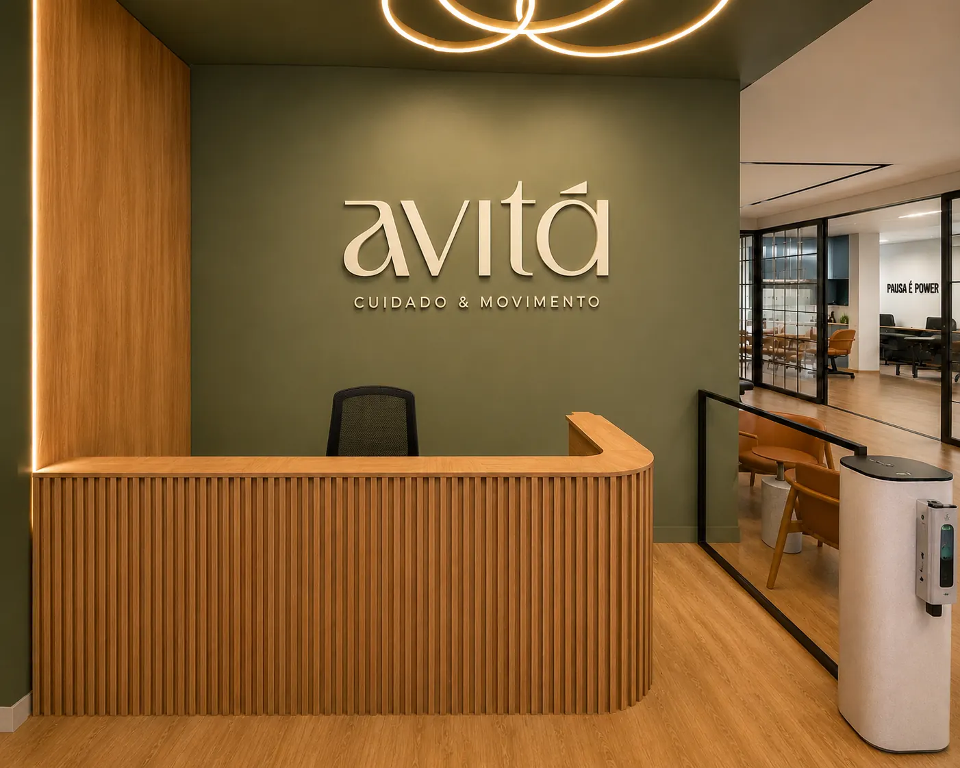 Recepção do Studio Avitá com balcão ripado, parede verde oliva e iluminação circular