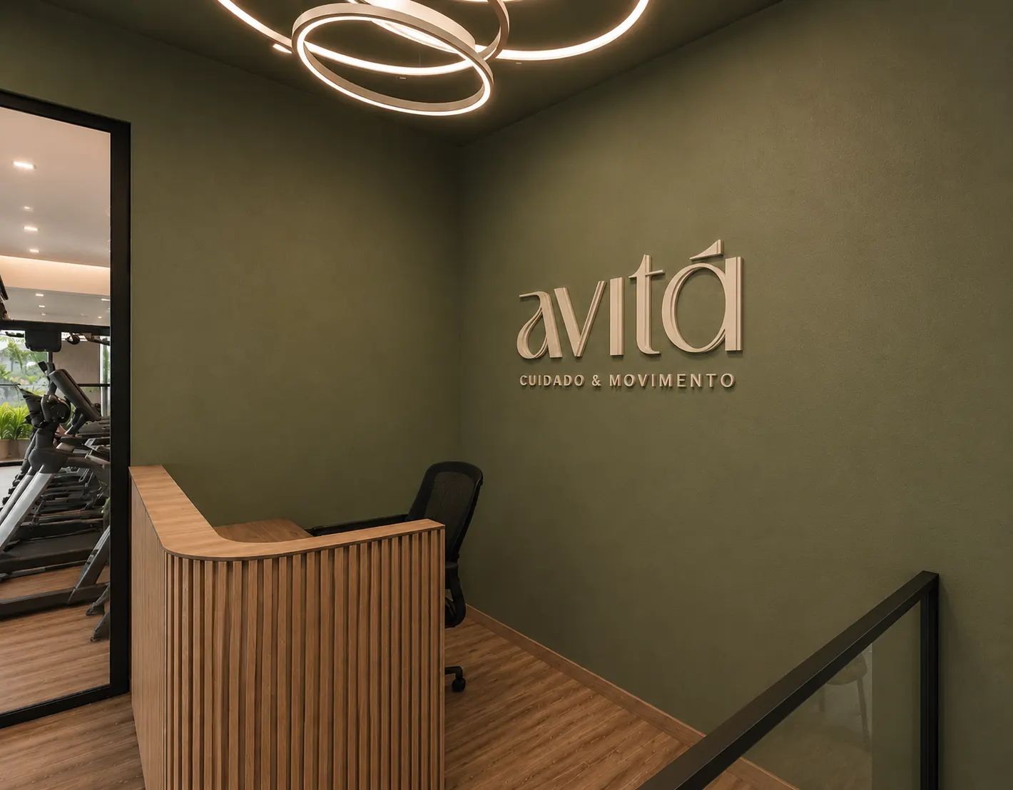 Detalhe da identidade do Studio Avitá aplicada na recepção em parede verde texturizada